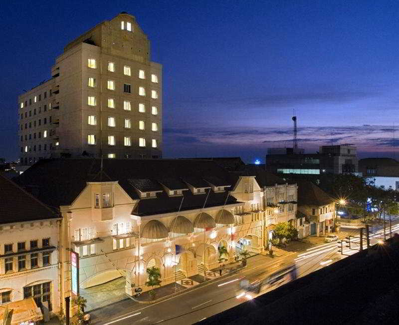 Arcadia Surabaya Hotel Exterior photo